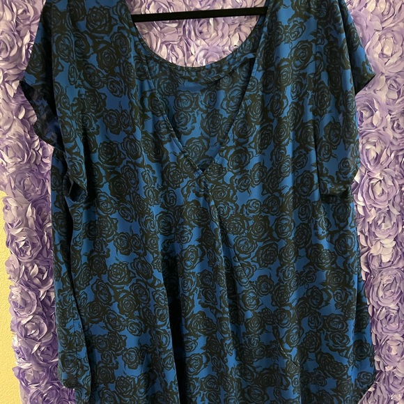 Cute torrid hi lo shirt in size 3. Blue and black floral print! - Picture 3 of 5